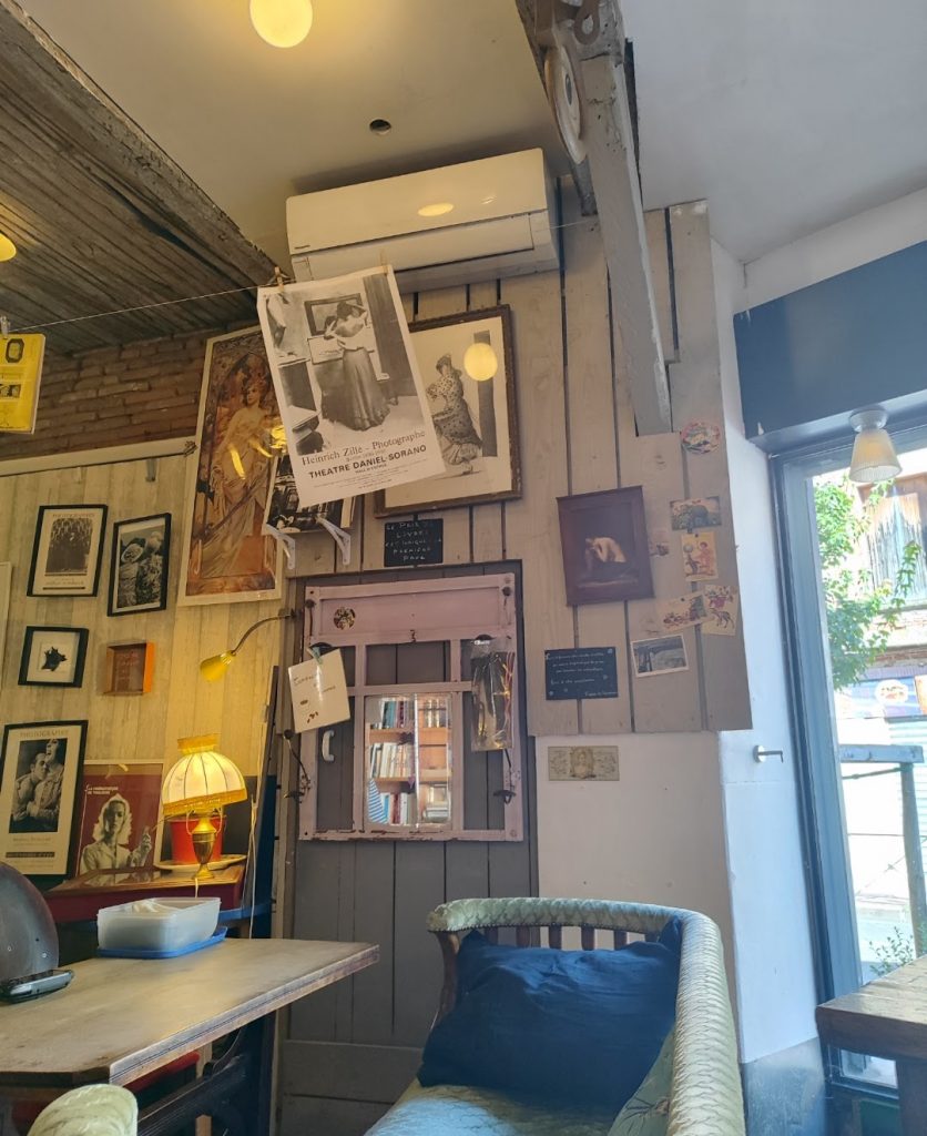 ambiance pièce de théâtre : l'intérieur du café librairie l'estaminot à toulouse 