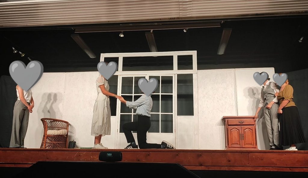 photo d'une scène de la pièce de théâtre "aux autres vies qu'on pensait vivre" de mélody gornet