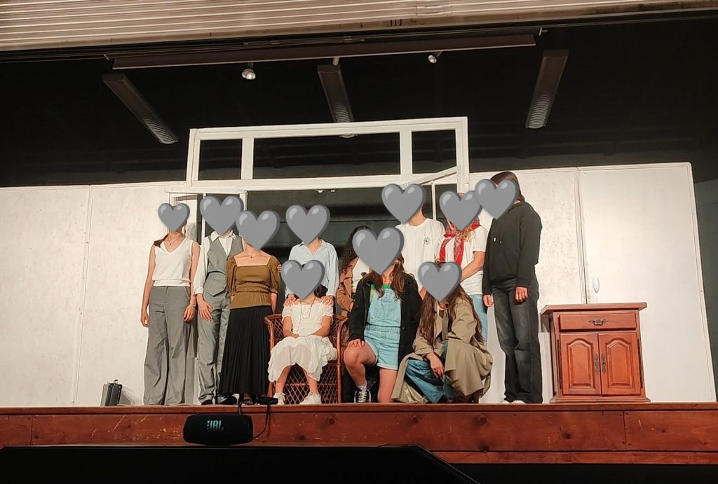 photo de groupe pour la pièce de théâtre "aux autres vies qu'on pensait vivre" de melody gornet